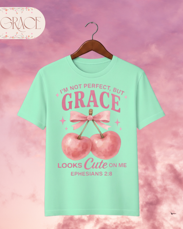 71 Camiseta de Mujer "I'm Not Perfect, But Grace Looks Cute on Me" (Doble Estampado) – Colección Damas