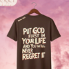 Camiseta "Put God First In Your Life" – Mateo 6:33 Retro 3D Text Tee