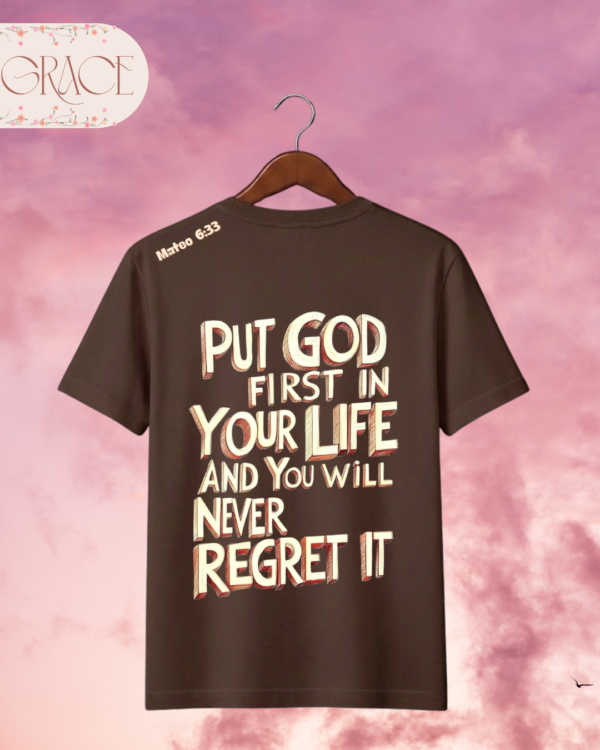 Camiseta "Put God First In Your Life" – Mateo 6:33 Retro 3D Text Tee