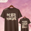 Camiseta "Put God First In Your Life" – Mateo 6:33 Retro 3D Text Tee