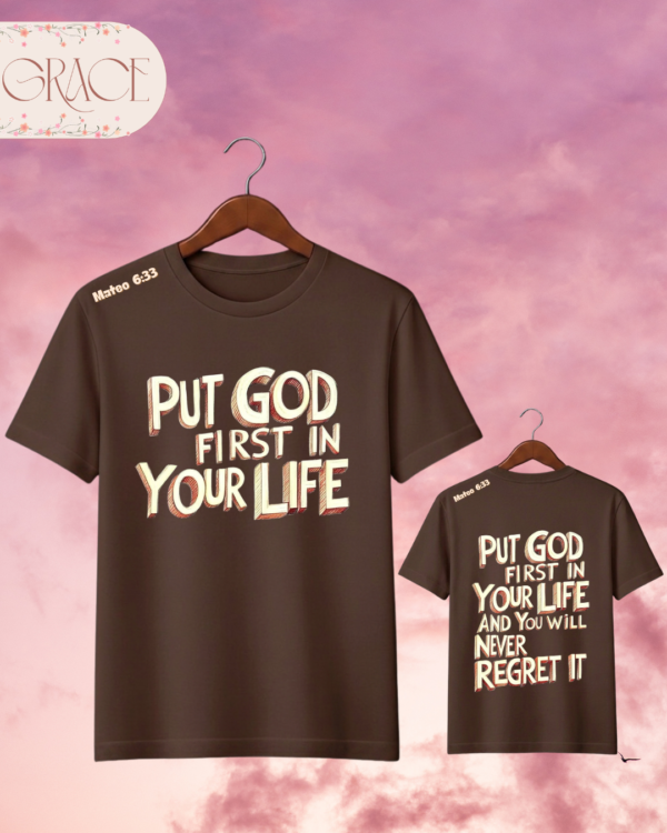 Camiseta "Put God First In Your Life" – Mateo 6:33 Retro 3D Text Tee
