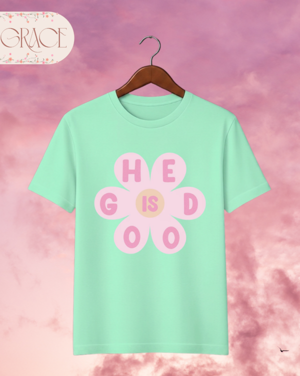 Camiseta Infantil "He Is Good Daisy" – Colección Kids (Niñas)