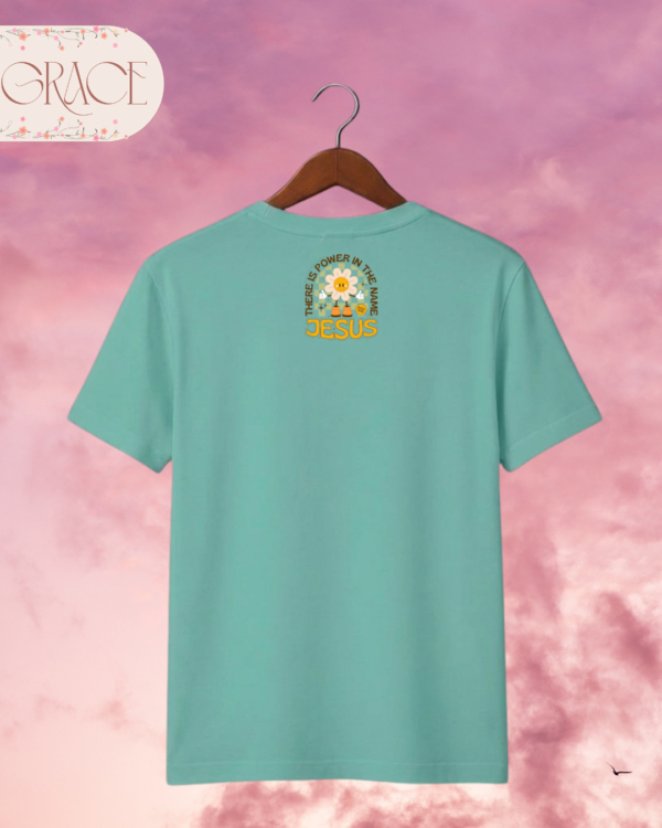 Camiseta de Mujer "There Is Power in the Name of Jesus" Retro (Doble Estampado) – Colección Damas