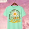 Camiseta de Mujer "There Is Power in the Name of Jesus" Retro (Doble Estampado) – Colección Damas