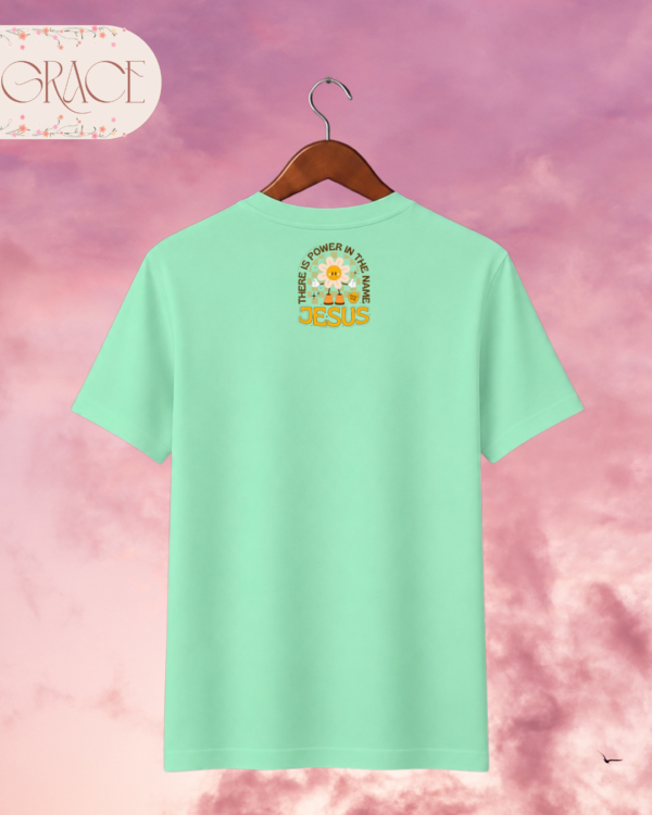 Camiseta de Mujer "There Is Power in the Name of Jesus" Retro (Doble Estampado) – Colección Damas