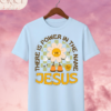 Camiseta de Mujer "There Is Power in the Name of Jesus" Retro (Doble Estampado) – Colección Damas