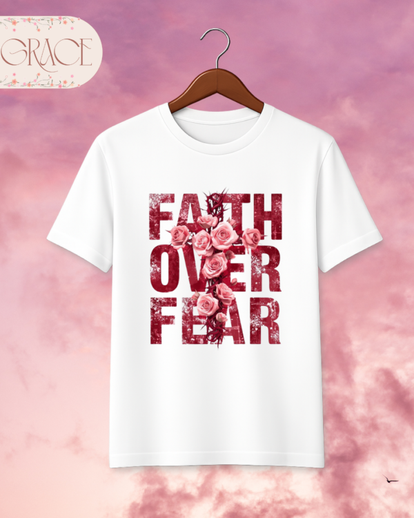 Camiseta "Faith Over Fear" – Christian Rose and Thorns Cross Tee