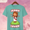 Camiseta Infantil "Jesus Loves U" Chibi – Colección Kids (Niñas)