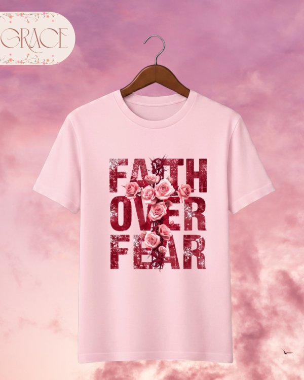 Camiseta "Faith Over Fear" – Christian Rose and Thorns Cross Tee