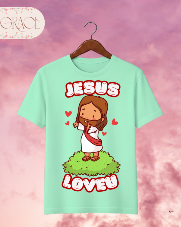 Camiseta Infantil "Jesus Loves U" Chibi – Colección Kids (Niñas)